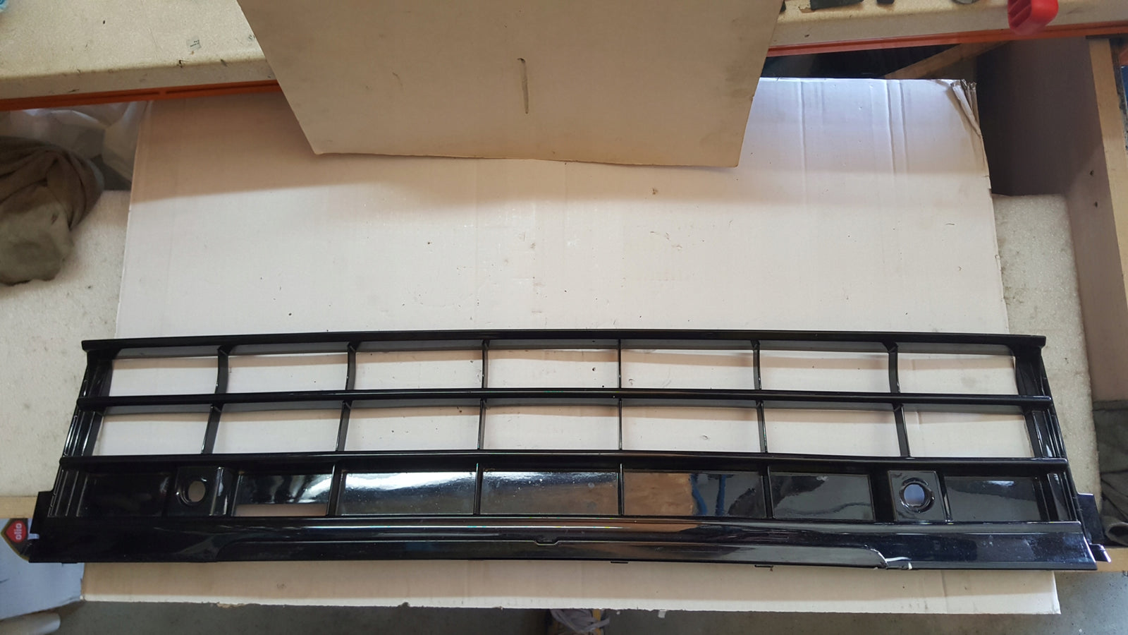 Środkowa kratka zderzaka przedniego VW GOLF VIII 5H0853677E demontaż