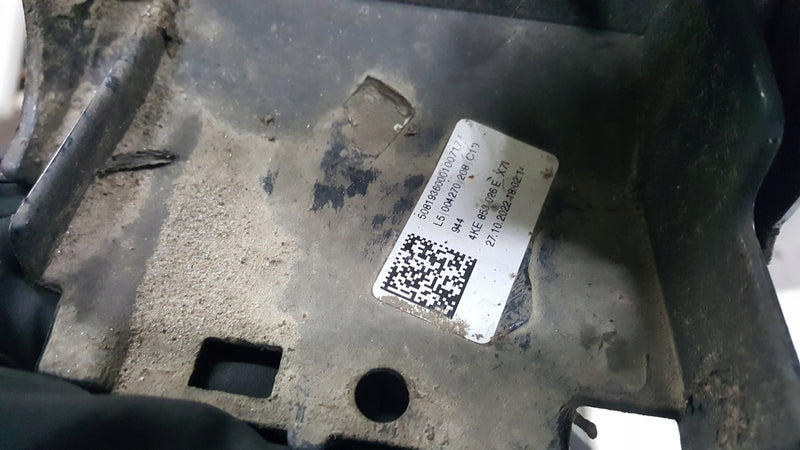Listwa błotnika przedniego prawa strona AUDI E-TRON 4KE853718A demontaż