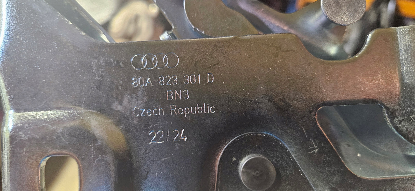 Zawiasy maski lewy + prawy AUDI Q5 80A823301D 80A823302 IDEAŁ D ORYGINAŁ