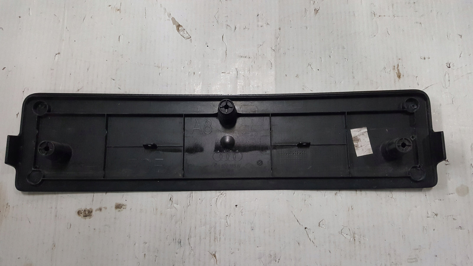 Przednia podkładka tablicy rejestracyjnej AUDI A8 D4 4H0807285AE