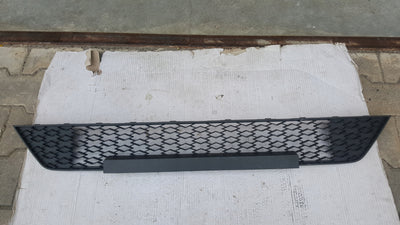 Środkowa kratka zderzaka przedniego SKODA OCTAVIA RS 5E3853677B demontaż