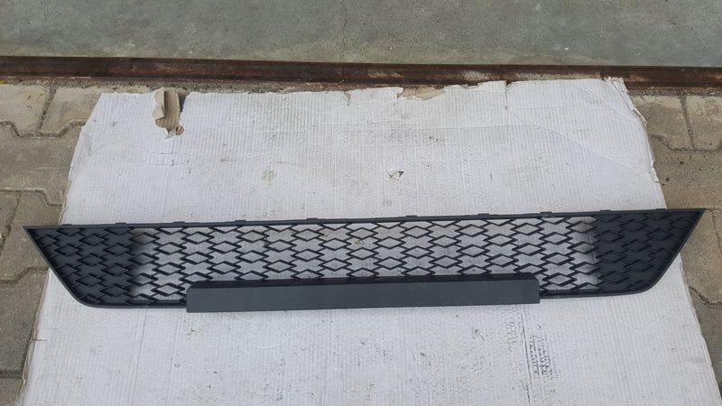 Środkowa kratka zderzaka przedniego SKODA OCTAVIA RS 5E3853677B demontaż
