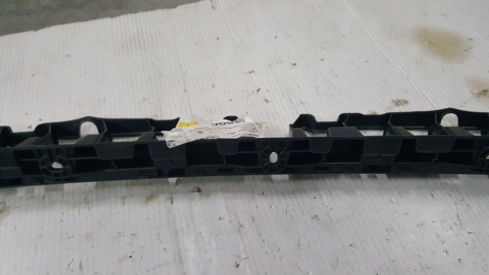 NOWY ORYGINALNY ślizg zderzaka tylnego SKODA OCTAVIA IV kombi 5E7807863