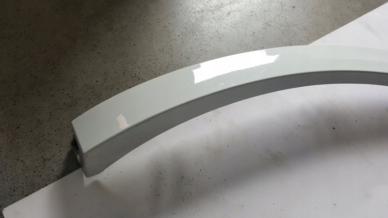 Listwa błotnika prawy tył VW TOUAREG 3 760853818C demontaż