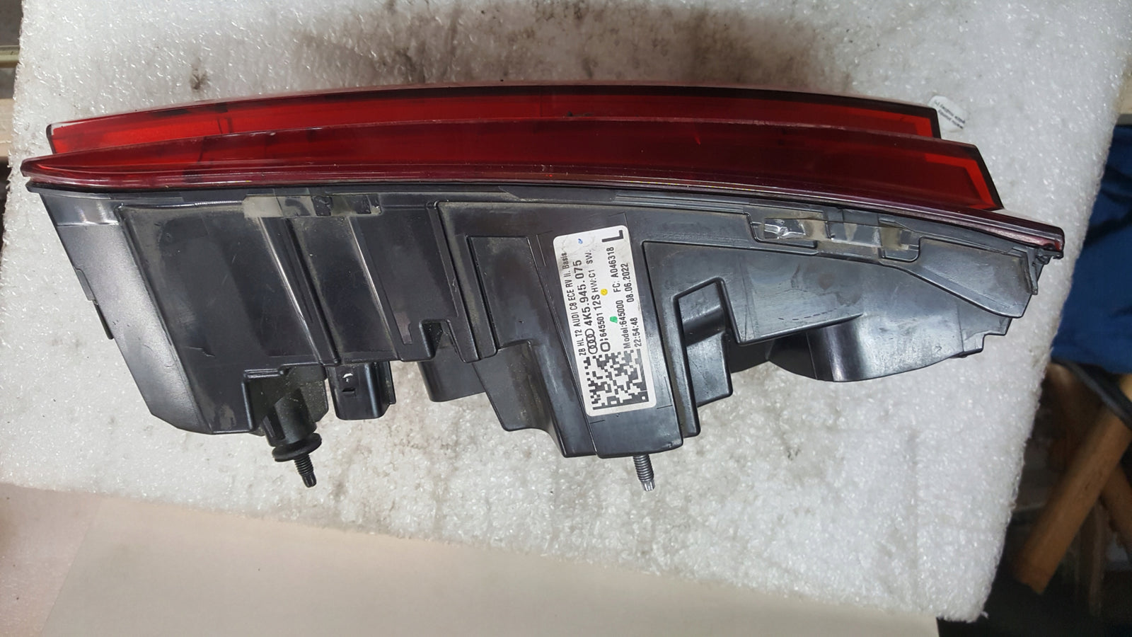 Tylna lewa lampa LED w klapę AUDI A6 C8 sedan 4K5945075 demontaż