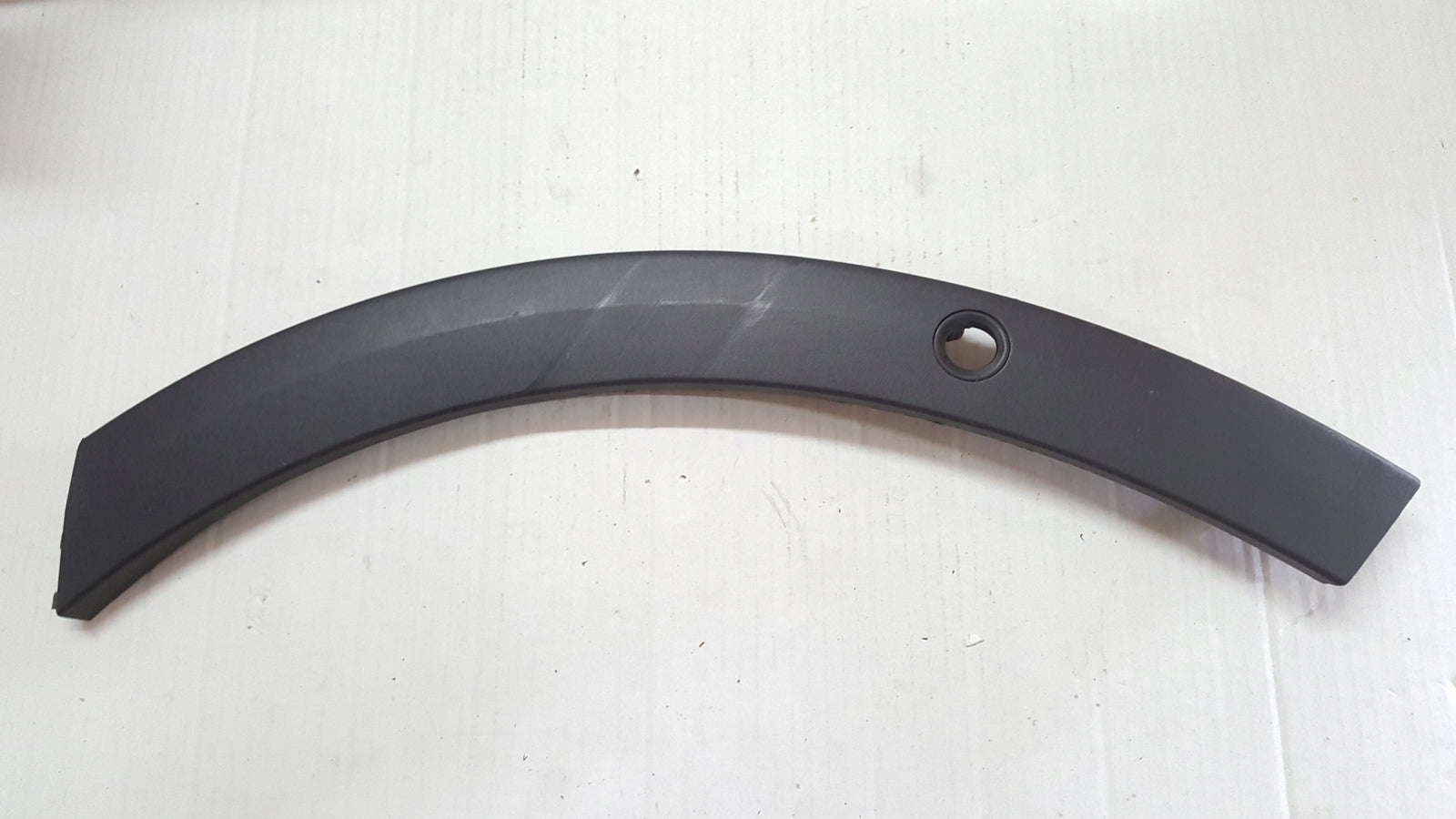 Listwa błotnika prawy przód SEAT ARONA 6F9854828 demontaż