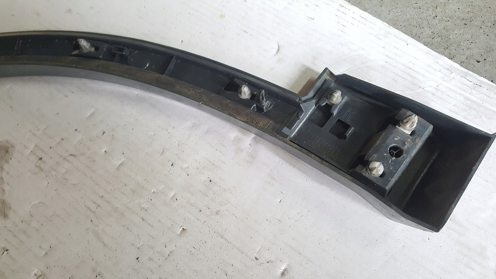 Listwa błotnika prawy przód AUDI Q2 81A853718A