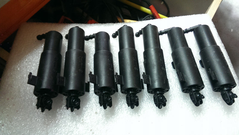 Lewy spryskiwacz reflektora BMW 7117845 demontaż