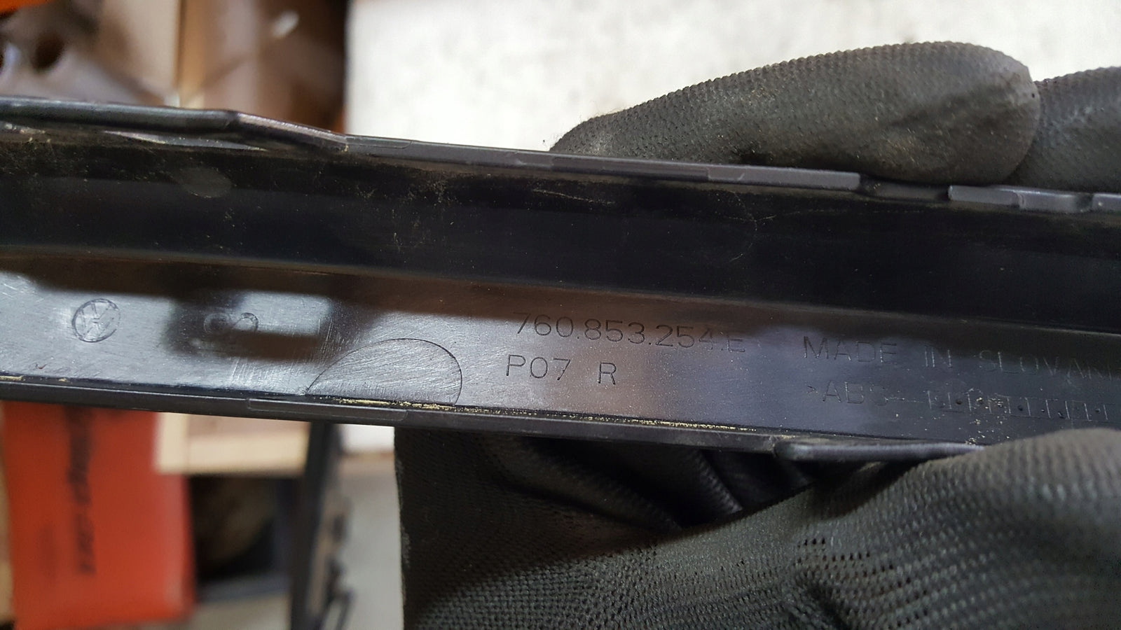 Listwa zderzaka przedniego prawa strona VW TOUAREG 760853254E demontaż