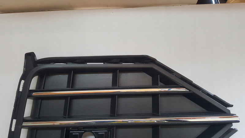 Kratka zderzaka prawy przód VW TOUAREG III 760853666C demontaż