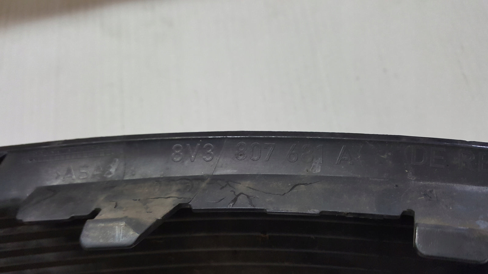 Kratka zderzaka lewy przód AUDI A3 8V3807681A demontaż