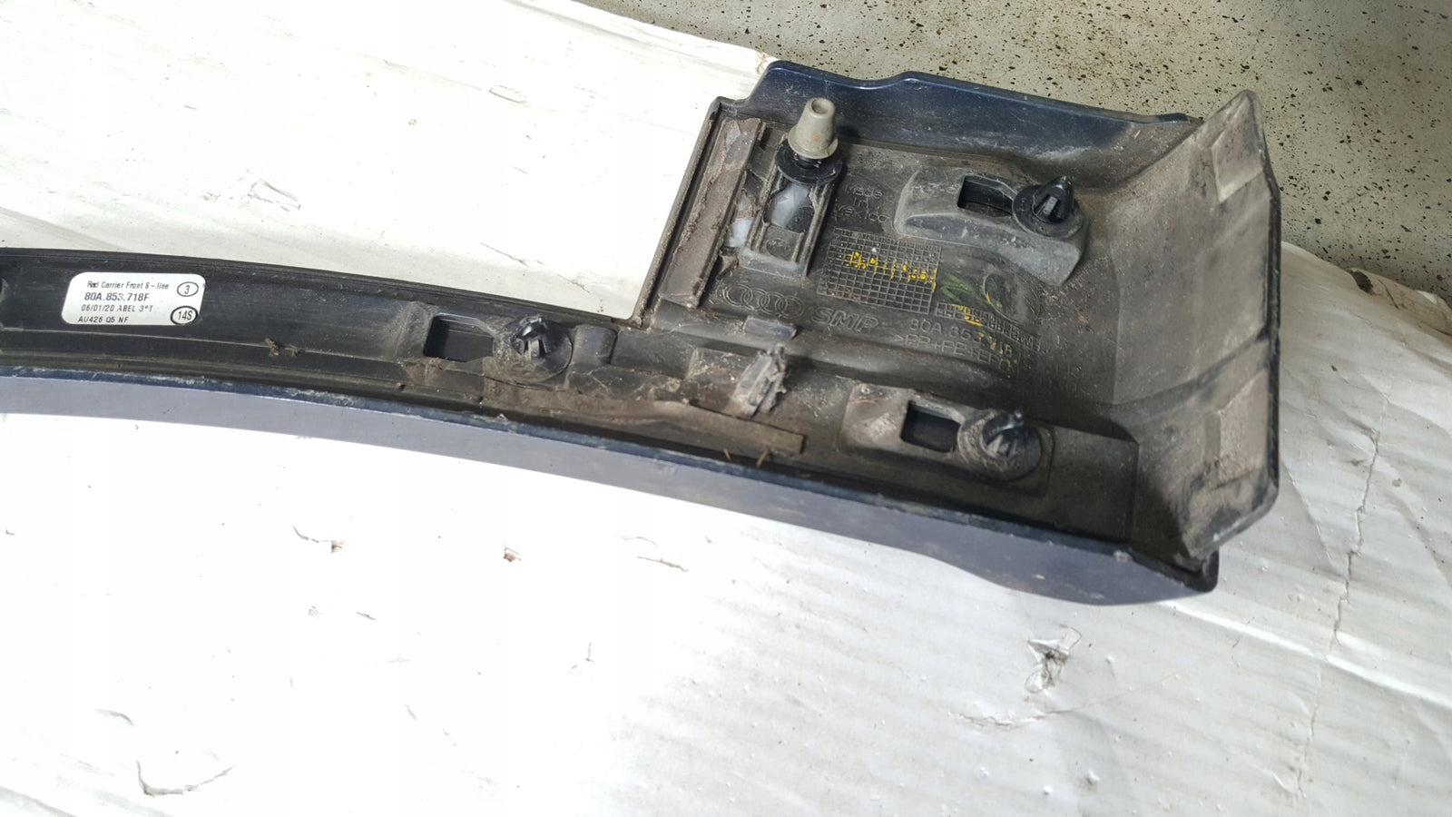 Listwa błotnika prawy przód AUDI Q5 80A853718F demontaż