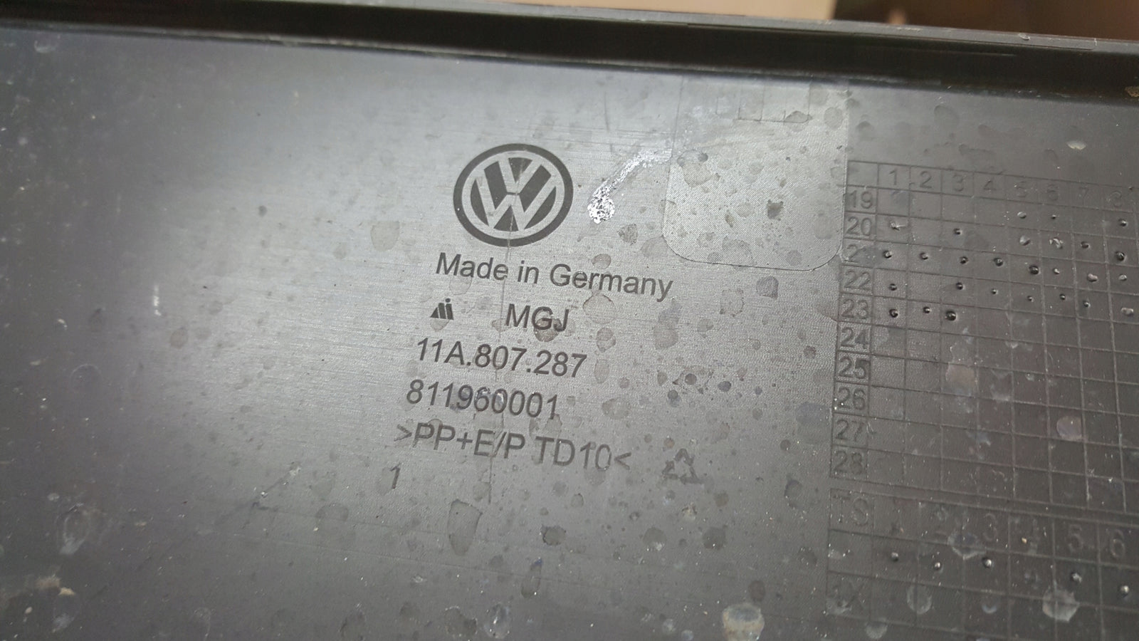 Ramka tablicy rejestracyjnej przód VW ID.4 ID.5 11A807287 demontaż