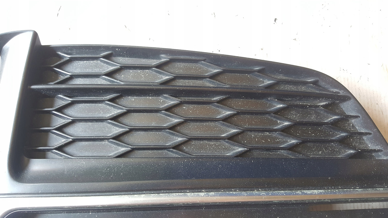 Kratka zderzaka PR przód AUDI A5 S-LINE 8W6807682F