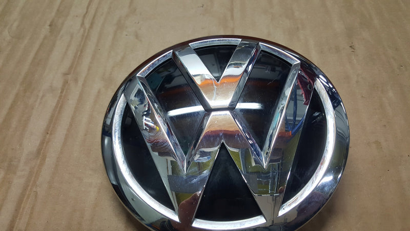 VW TOUAREG II LIFT VW UP LIFT ZNACZEK LOGO W ATRAPĘ 7P6853601D