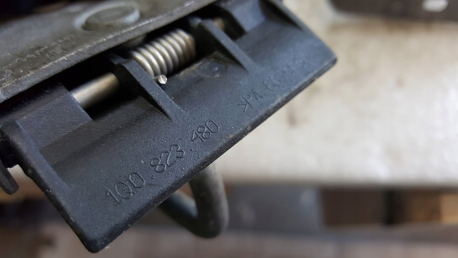 Rygiel maski VW SEAT 1Q0823480 demontaż