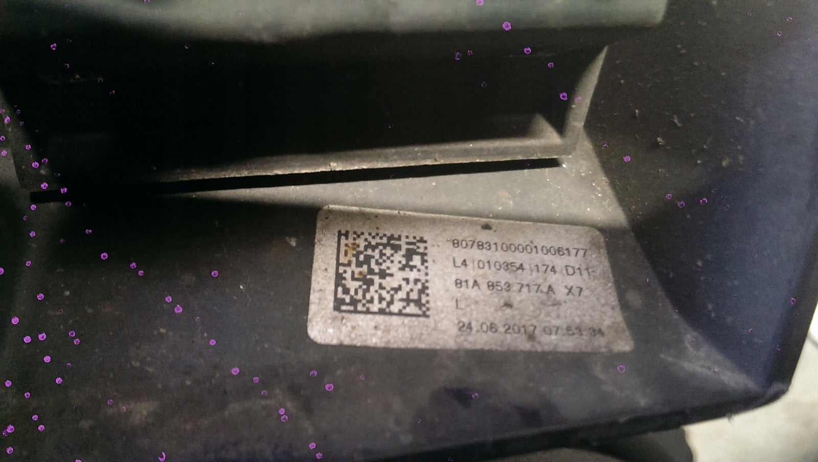 Listwa błotnika lewy przód AUDI Q2 81A853717A