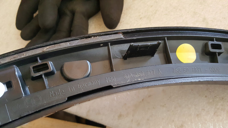 Listwa błotnika lewy przód AUDI Q2 81A853717A demontaż