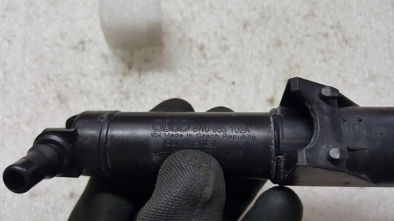 Prawy spryskiwacz reflektora AUDI A4 (B9) 8W0955102A demontaż
