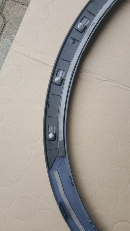 Listwa błotnika prawy przód AUDI Q3 8U0853718A demontaż