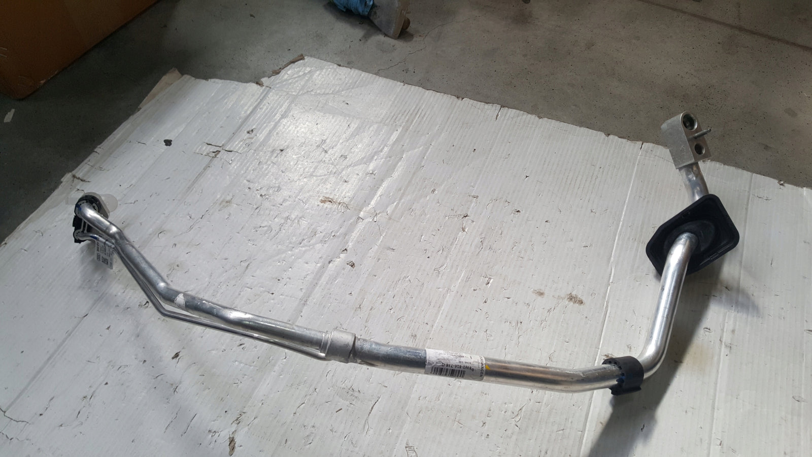 NOWY ORYGINALNY przewód rurka klimatyzacji AUDI A4 (B9) 8W0816738Q