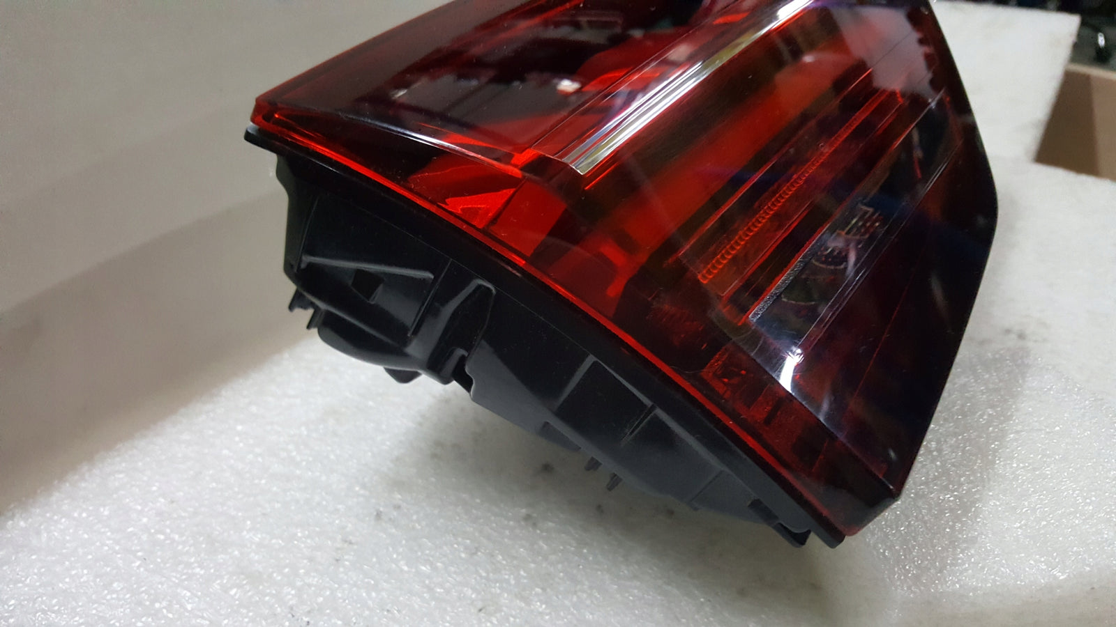 Lampa LED w klapę lewy tył AUDI A4 (B9) kombi LIFT 8W9945093AC