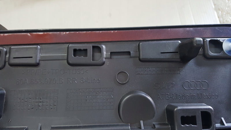 Listwa drzwi prawy tył AUDI Q5 S-LINE 80A853970B demontaż