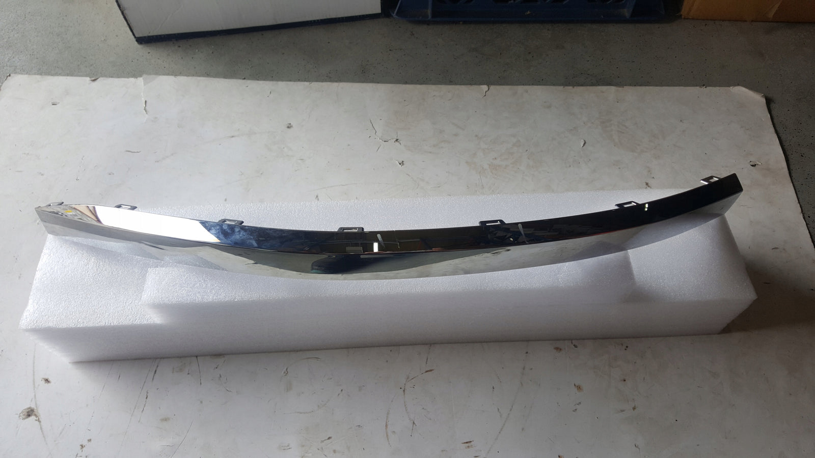Listwa chrom zderzaka tylnego lewa strona VW TOUAREG 760853841 demontaż