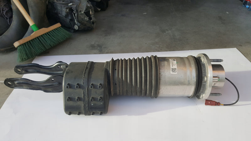 Amortyzator prawy przód PORSCHE TAYCAN 9J1616038E demontaż