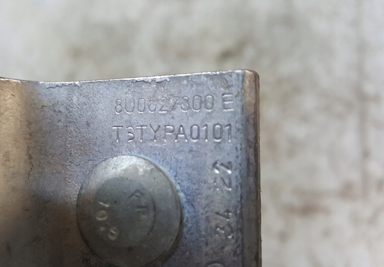 AUDI Q3 08-17 zawias klapy prawy tył 8U0827300E