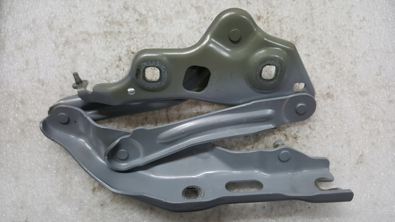 Zawias maski prawy-- SKODA OCTAVIA 5E3823302 demontaż