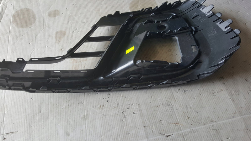 Kratka zderzaka przedniego prawa strona AUDI A8 (D5) 4N0807682 demontaż