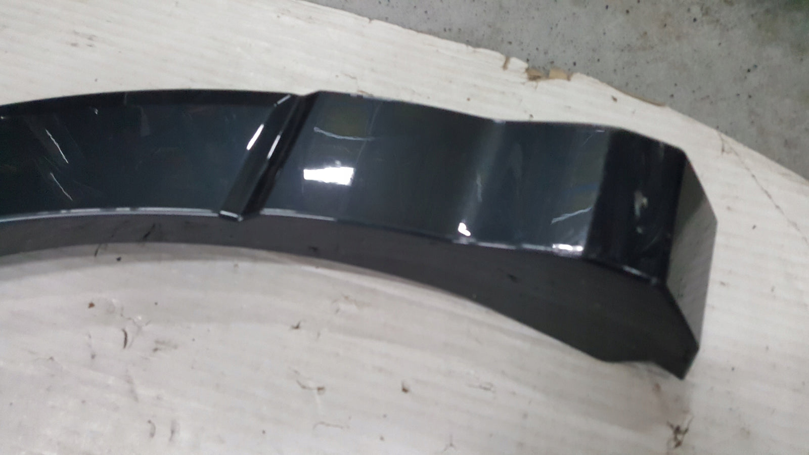 Listwa błotnika prawy tył AUDI Q3 83A853818B demontaż
