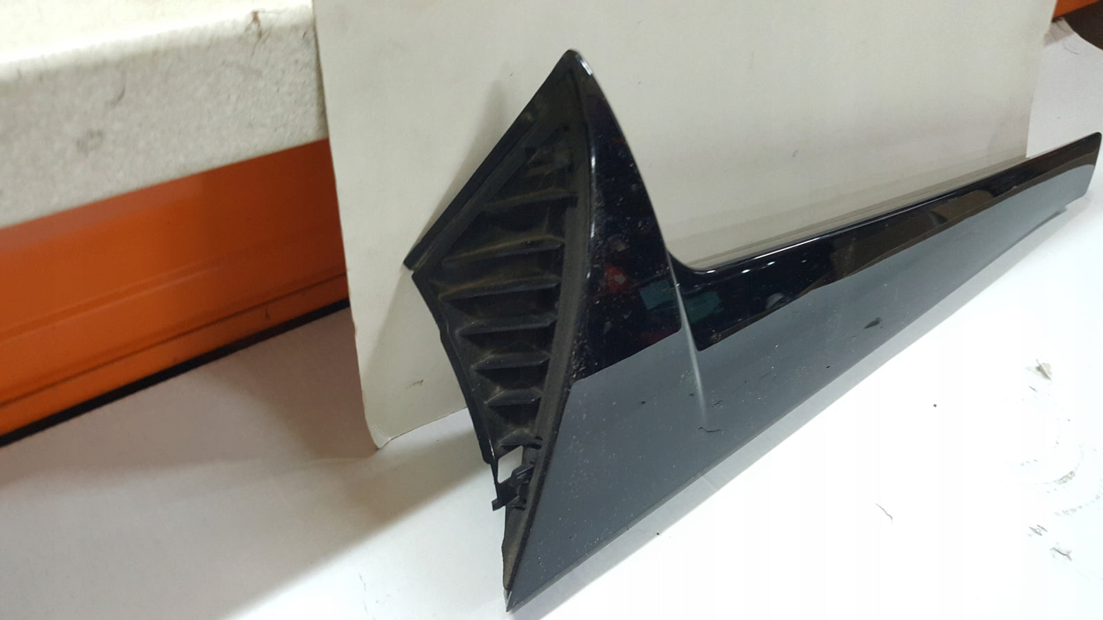 Listwa spoiler klapy bagażnika lewa strona VW GOLF VIII 5H9827939B