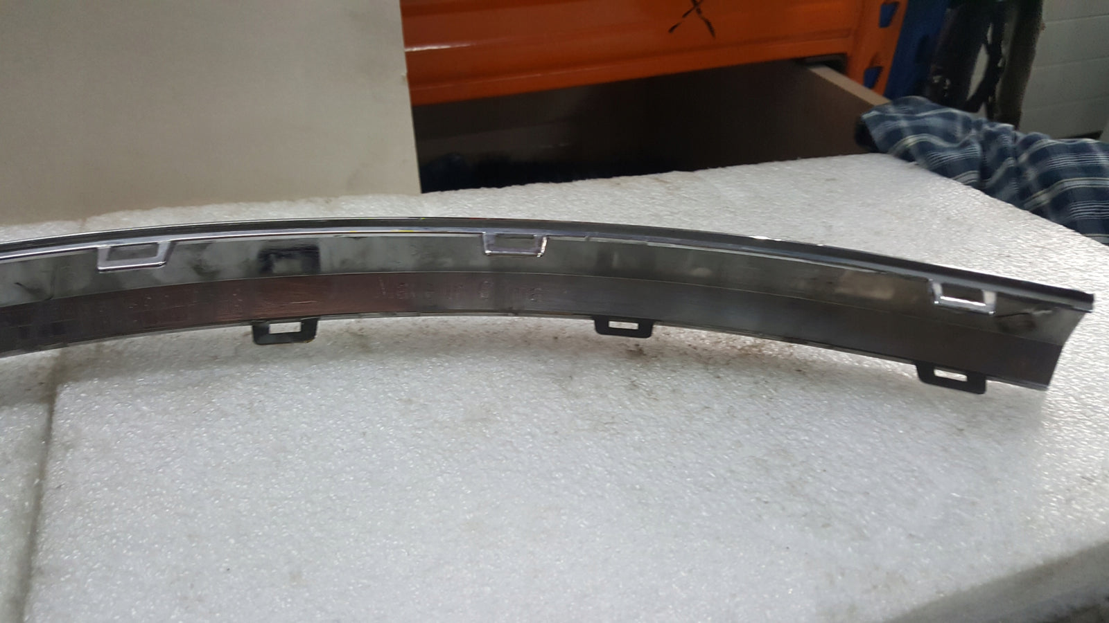 Listwa chrom zderzaka tylnego lewa strona VW TOUAREG 760853841 demontaż