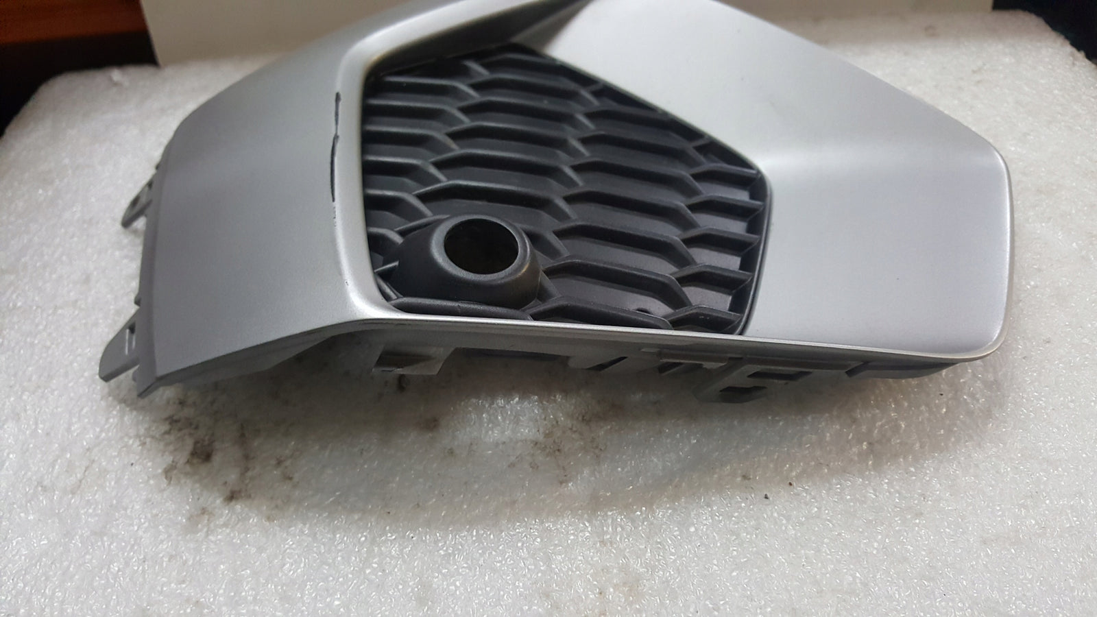 Kratka zderzaka przedniego lewa strona AUDI A3 8Y0807681 demontaż