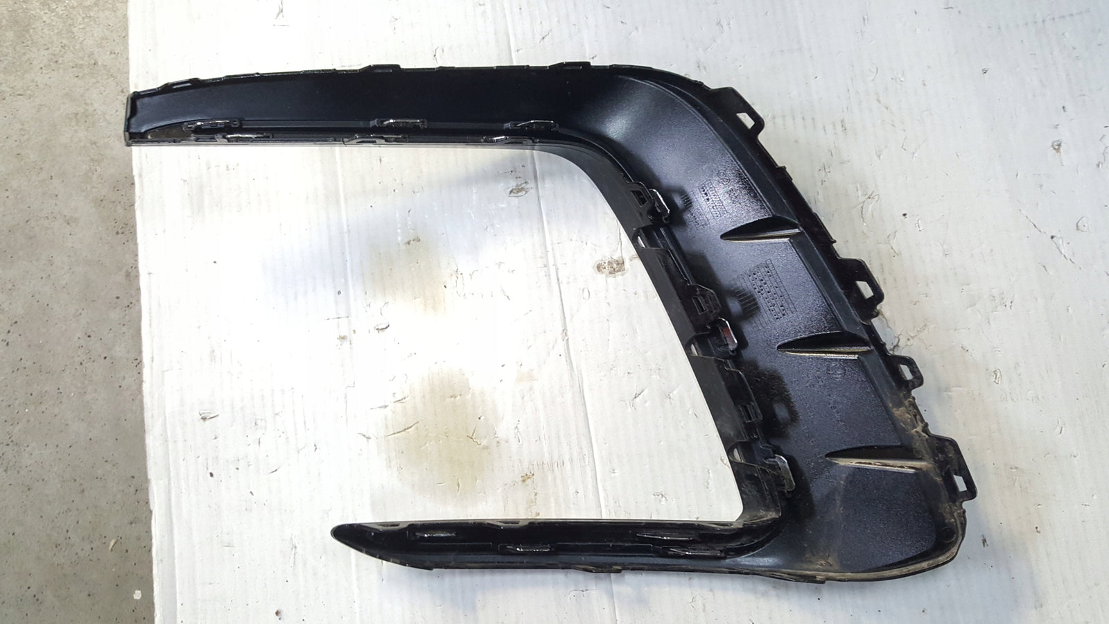Kratka zderzaka prawy przód VW TIGUAN R-LINE 5NA853666J demontaż