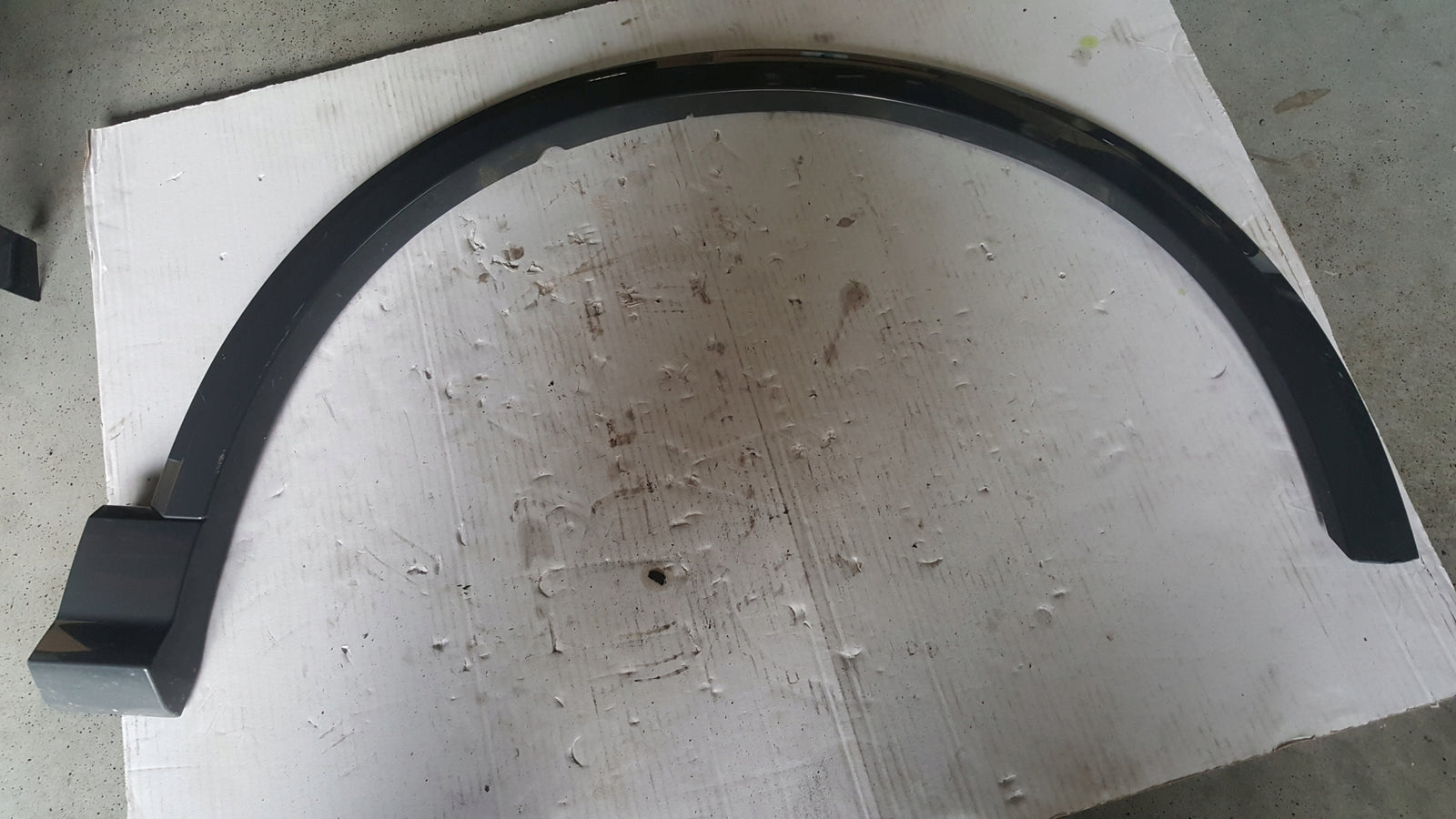 Listwa błotnika prawy przód AUDI Q2 81A853718A