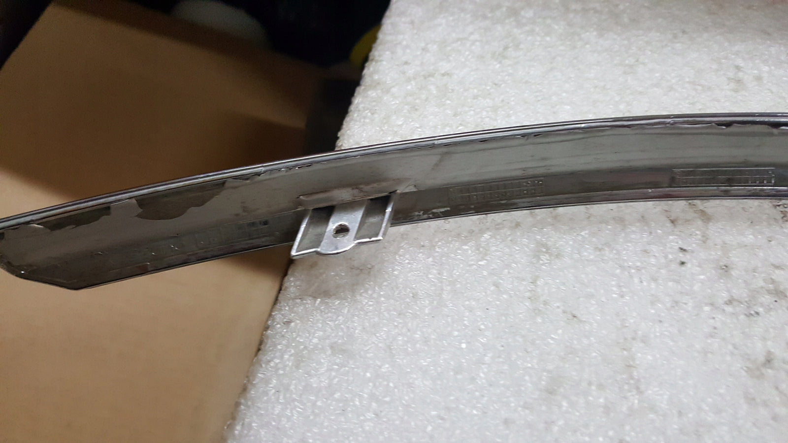 AUDI A6 C6 LIFT 08- OZDOBNA LISTWA CHROM ZDERZAKA PRZÓD LEWA 4F0853065
