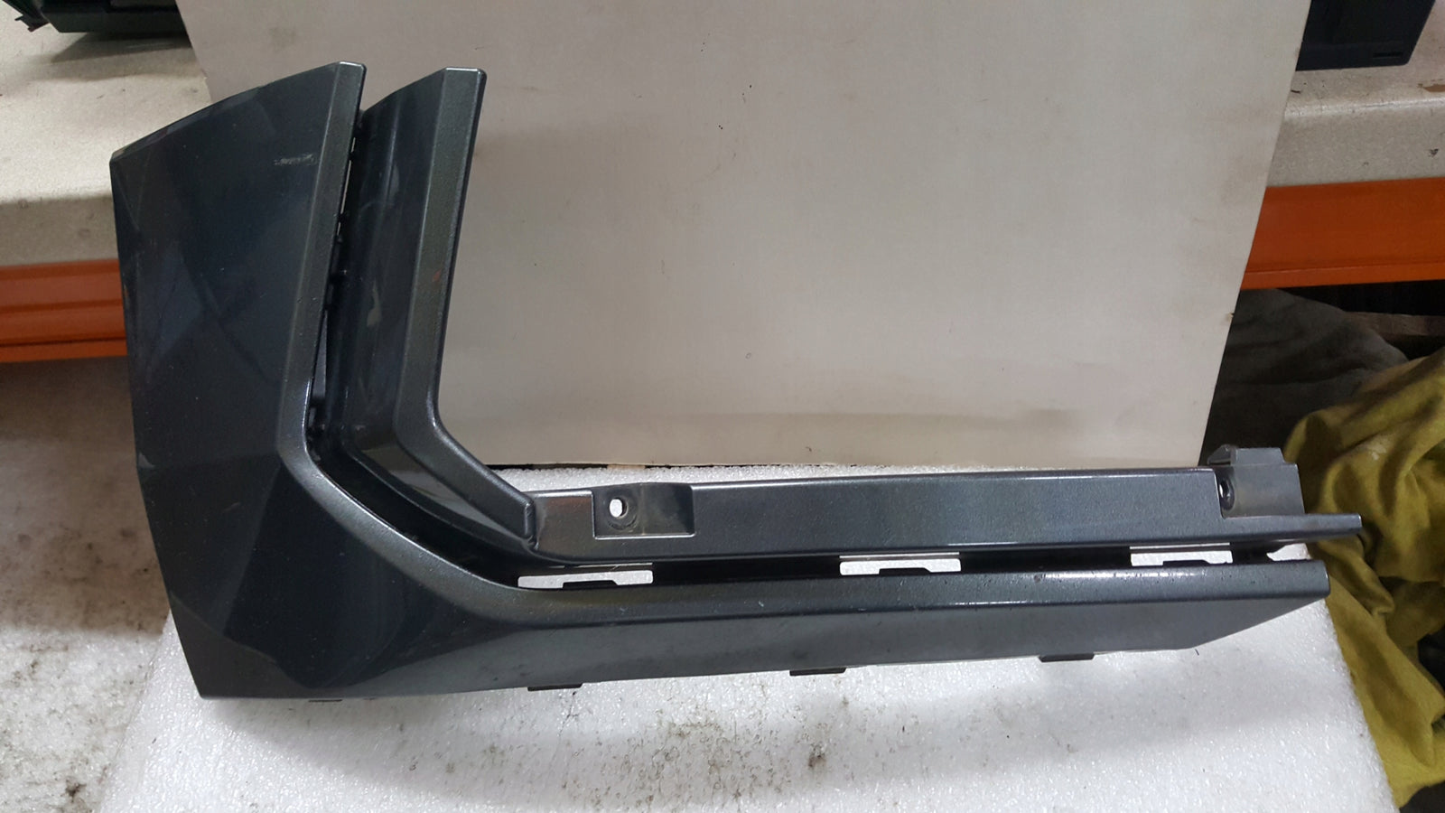 Narożnik zderzaka przedniego prawa strona VW TIGUAN R-LINE 5NA853212C