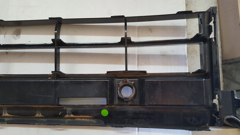 Środkowa kratka zderzaka przedniego VW GOLF VIII 5H0853677E demontaż