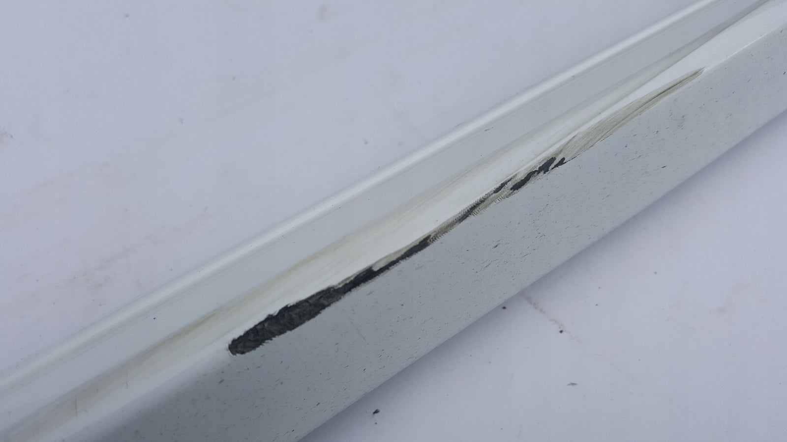 Listwa progowa prawa strona AUDI A4 (B9) 8W0853932A demontaż
