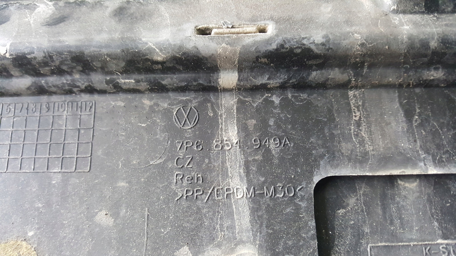 Listwa drzwi lewy tył-- VW TOUAREG 7P6854949A demontaż