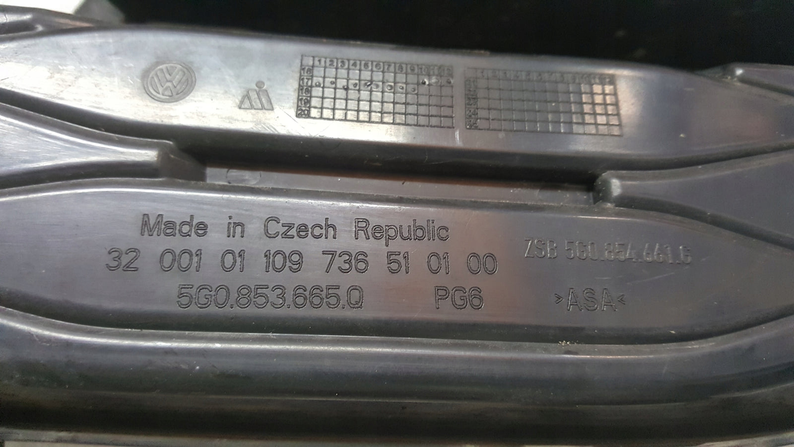 Kratka zderzaka lewy przód VW GOLF VII R-LINE 5G0853665Q demontaż