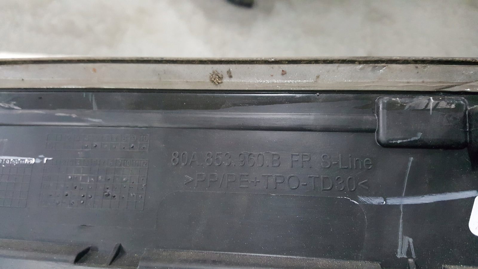 Listwa drzwi prawy przód AUDI Q5 S-LINE 80A853960B demontaż