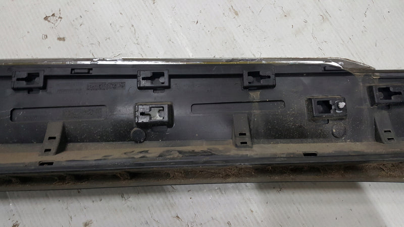 Listwa drzwi lewy przód -- VW TIGUAN 5NA854939AH demontaż
