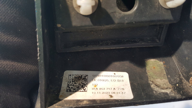 Listwa błotnika lewy przód AUDI Q2 81A853717A demontaż