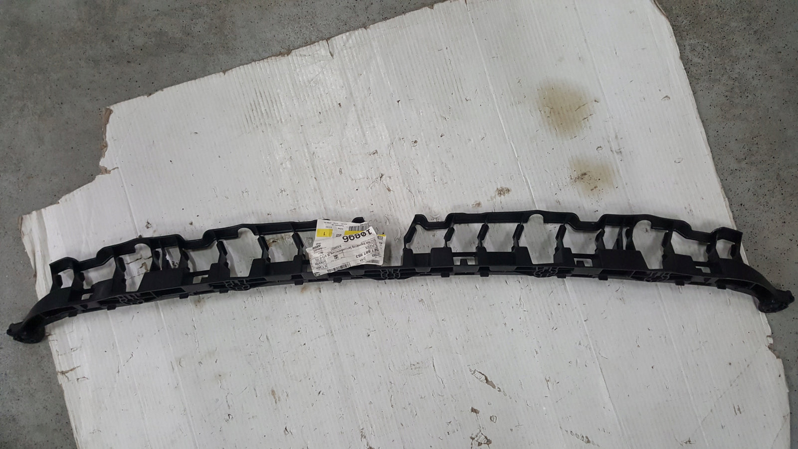 NOWY ORYGINALNY ślizg zderzaka tylnego SKODA OCTAVIA IV kombi 5E7807863