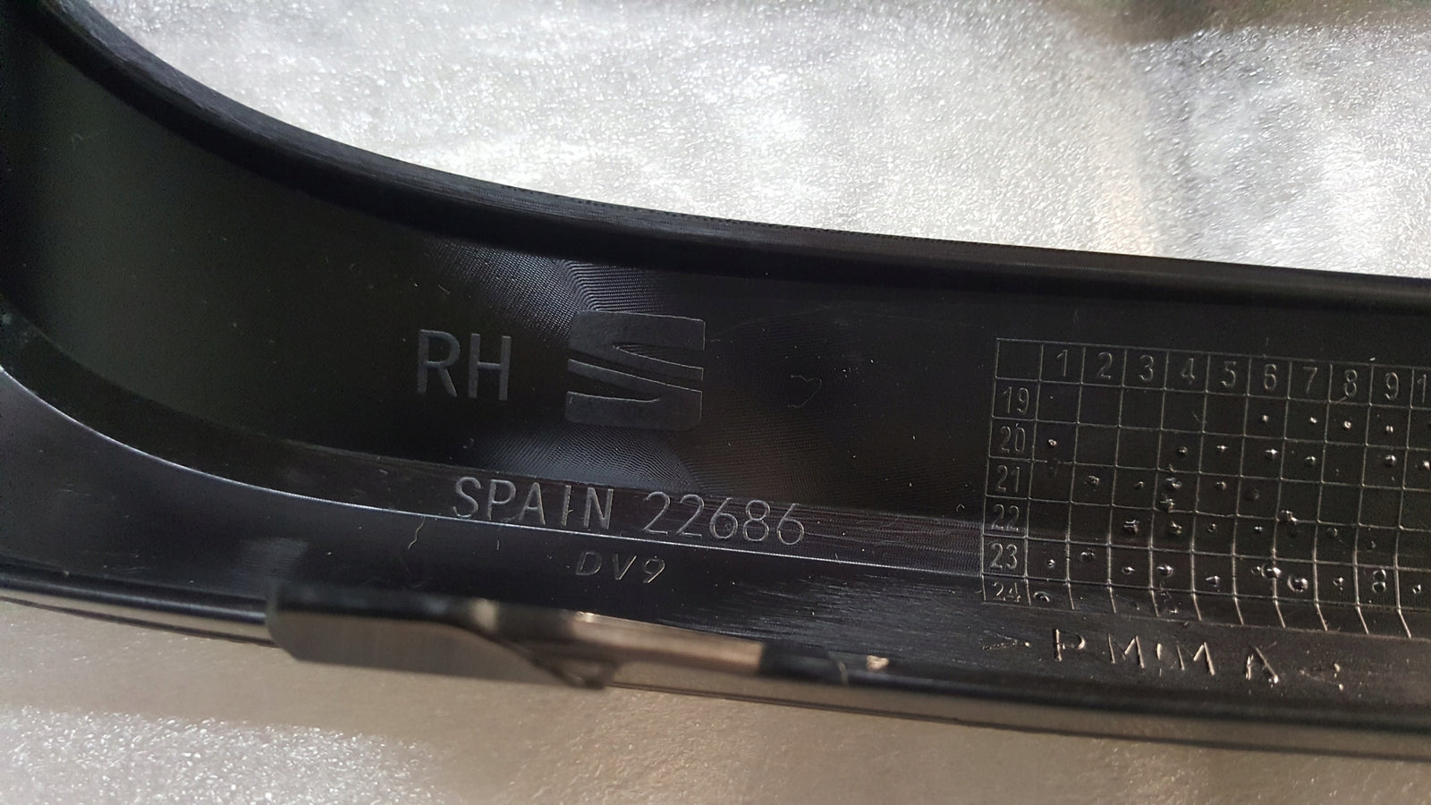 NOWA ORYGINALNA kratka zderzaka prawy przód SEAT CUPRA ATECA 575853666T