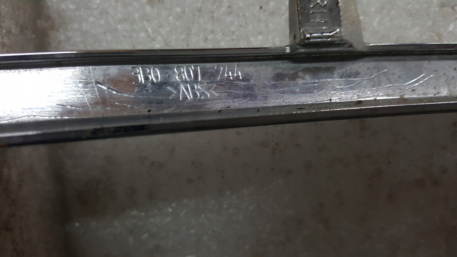 LISTWA ZDERZAKA PRZÓD CHROM PRAWA VW PASSAT B5 3B0807244